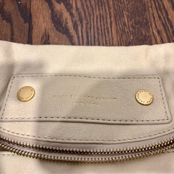 Marc Jacobs Cream Leather Crossbody Bag - Picture 2 of 7
